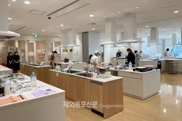 주오사카한국문화원(원장 정태구)은 10월 23일 일본 오사카 시내에 위치한 요리 스튜디오에서 김치를 주제로 ‘2021 한식요리 콘테스트’를 개최했다. (사진 주오사카한국문화원)