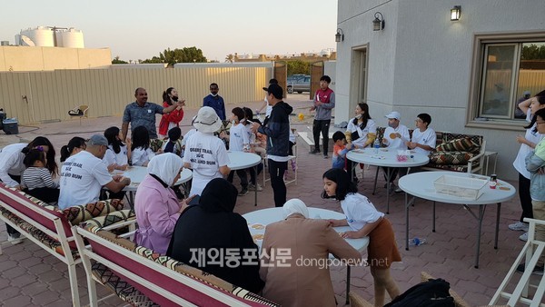 강연 후에는 모든 참가자들이 주최 측에서 준비한 양갈비 구이 등 아랍 현지음식으로 식사를 함께하며 교류의 시간을 가졌다. (사진 민주평통 쿠웨이트분회)