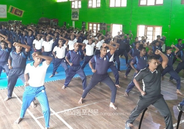 스리랑카 칼루타라지역 경찰학교 학생들이 제1회 경찰청장기 태권도 대회에 참가하기 위해 태권도를 수련하는 모습 (사진 스리랑카 태권도협회)