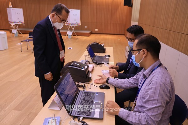 지난 2020년 총선 재외선거 당시 캄보디아투표소 모습. 김준경 재외선과관리위원장(왼쪽)이 투표개시에 앞서 장비 등을 살펴보고 있다. (사진 박정연 재외기자)