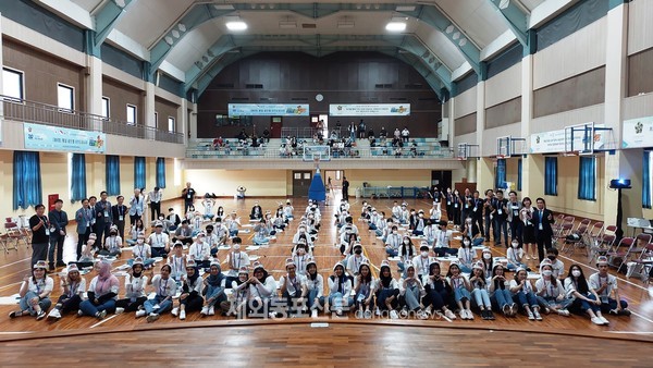 민주평화통일자문회의 인도네시아지회는 지난 5월 21일 한국국제학교 강당에서 ‘제6회 통일 골든벨’ 대회를 개최했다. (사진 민주평통 인도네시아지회)