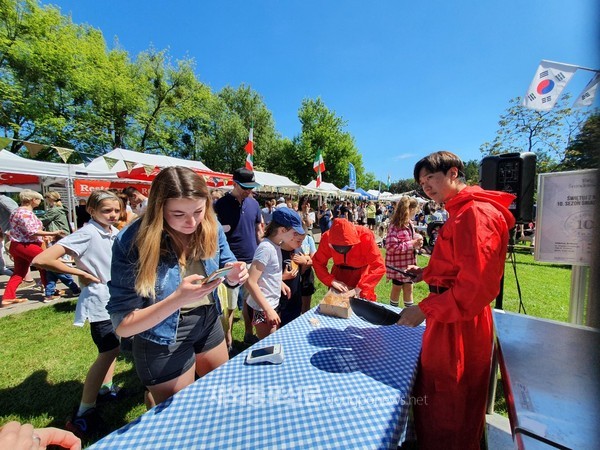 폴란드한인연합회는 지난 6월 4~5일 이틀간 폴란드 바르샤바 공원에서 ‘한국음식과 함께 하는 주말(Korea food Weekend)’ 행사를 개최했다. 오징어게임 속 달고나 뽑기 (사진 폴란드한인연합회)
