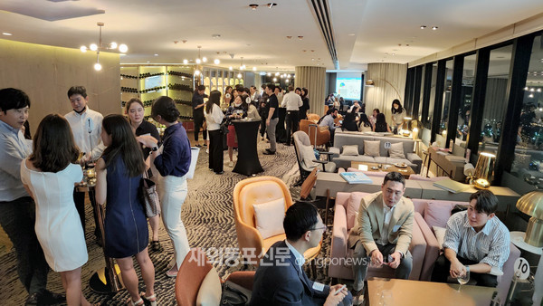 싱가포르 한국상공회의소는 지난 6월 9일 싱가포르 타워 클럽 펜트하우스 64층에서 ‘2022 상반기 코참 영 프로페셔널 네트워킹 나이트’를 개최했다. 주제별 밍글링에 참여하고 있는 참석자들 (사진 싱가포르한국상공회의소)