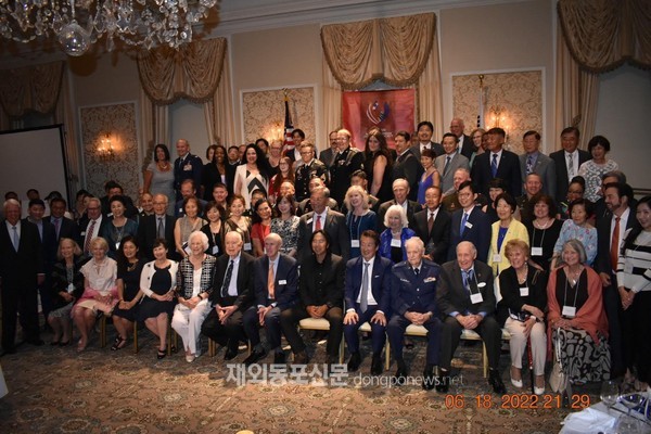 한미우호협회가 주최하는 ‘2022년 및 2020년 이민자 영웅상(New American Hero Award) 시상식’이 지난 6월 18일 벅헤드 소재 체로키 타운 클럽에서 200여명이 참석한 가운데 열렸다. (사진 서승건 재외기자)
