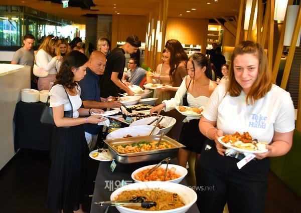 오스트리아에서 아시안 퓨전음식을 전문으로 판매하는 식당체인 아카키코가 한국음식 뷔페행사 ‘K-푸드 파티’를 연이어 성공시키며 한국 음식 인기몰이를 하고 있다. ‘K-푸드 파티’에서 한국음식을 즐기기 위해 비엔나 시내 게른그로스 쇼핑몰 5층 아카키코 매장을 가득 메운 현지인들 (사진 김운하 해외편집위원)