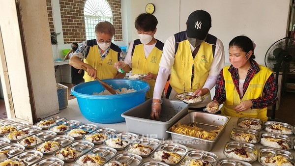 이른 아침부터 포이펫 빈민촌 마을 주민 500명에게 제공할 따뜻한 점심 식사를 위해 분주한 시간을 보내고 있는 한전 KPS 한마음봉사단원들 (사진 시엠립한인회)