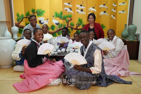 주나이지리아한국문화원은 한-아프리카재단과 협력해 10월 11일부터 16일까지 5박 6일간 나이지리아 아부자와 라고스에서 ‘한-나 청소년 캠프 2022(Korea-Nigeria Youth Camp 2022)’를 개최했다. (사진 주나이지리아한국문화원)