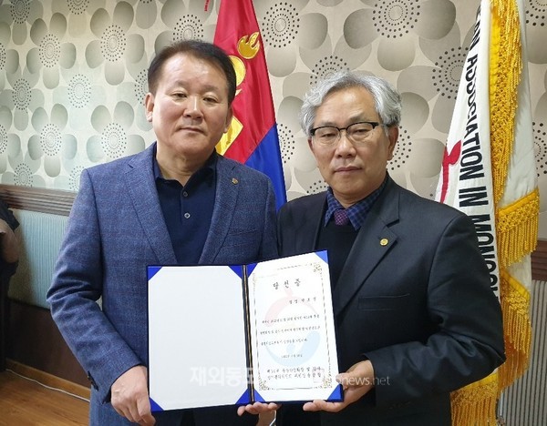 박호선 당선인(왼쪽)이 11월 30일 몽골한인회 사무실에서 윤한철 선거관리위원장으로부터 당선증을 받고 있다. (사진 몽골한인회)