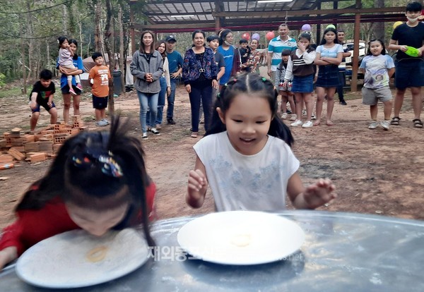 캄보디아 남서부 끼리롬 리조트 캠핑촌에서 열린 야외 워크숍 중 게임 이벤트에 참가 즐거운 시간을 보내고 있는 다문화가족들의 모습 (사진 박정연 재외기자)