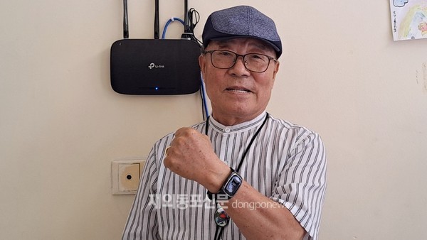 박광복 대한노인회 캄보디아지회장이 테스트용으로 선물받은 GPS 디지털 시계를 들어보이고 있다. (사진 박정연 재외기자)