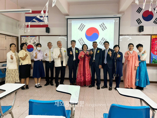 지난 2월 24일, 태국 치앙마이에서 82년 전통을 자랑하는 공립 호프라중등학교에 한국교육센터가 문을 열었다. 왼쪽에서 7·8번째가 조인숙·고성용 부부