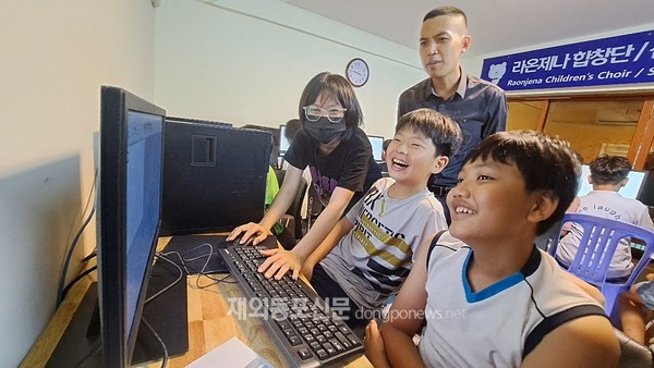 캄보디아 라온제나 어린이 합창단 신한컴퓨터 교실에서 열린 IT배움 교실 수업 중 한 장면 (사진 박정연 재외기자)