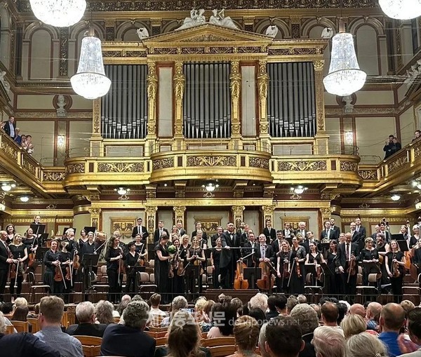 스웨덴계 한국인 지휘자 윤 스빙함머(Jon Svinghammer)가 모든 지휘자들이 선망하는 무대인 비엔나 무직페라인 황금홀에서 비너 아카데미쉐 필하모니(Wiener Akademische Philharnie)와 함께 데뷔 콘서트를 가졌다.