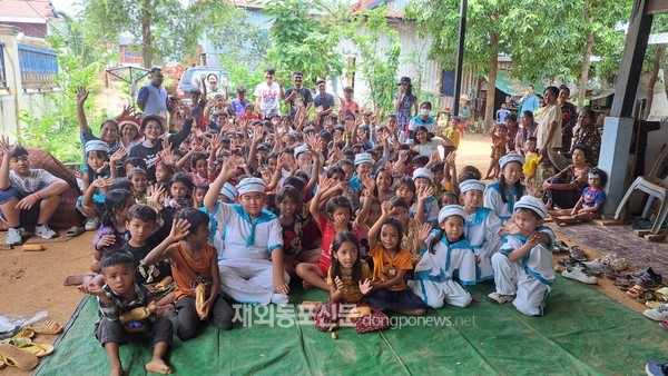 지난 7월 1일 캄보디아 깜퐁참주 시골마을에서 열린 현지문화체험행사에 참석한 라온제나어린이 합창단 단원들이 현지 또래 친구들과 함께 어울려 즐겁고 소중한 시간을 보냈다. (사진 박정연 재외기자)