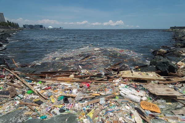필리핀 마닐라만 해안가로 밀려온 각종 해양쓰레기 (사진 코이카)