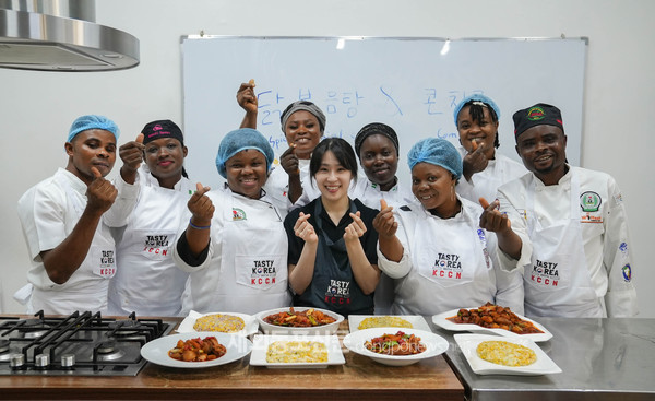 주나이지리아한국문화원은 6월 27일과 7월 4일 나이지리아전문요리사협회 소속 셰프 16명을 대상으로 한식 요리교실을 진행했다고 밝혔다. (사진 주나이지리아한국문화원)