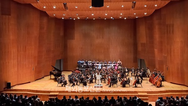 지난 7월 15일 멕시코 수도 멕시코시티에서 OPUMEX 오케스트라가 75명의 합창단과 함께 케이팝을 클래식 선율로 빚어내는 이색적인 공연이 펼쳤다. (사진 멕시코한인회)