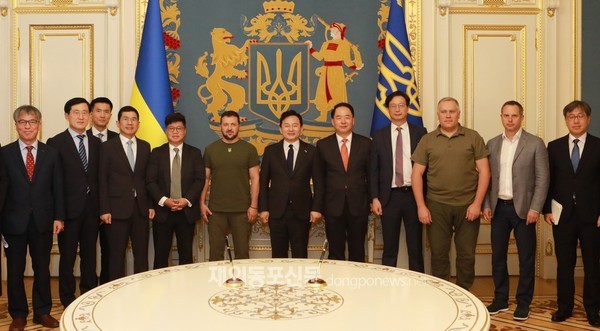 희룡 국토교통부 장관이 이끄는 우크라이나 재건협력단이 13일(현지시간) 우크라이나의 수도 키이우를 방문해 볼로디미르 젤렌스키 우크라이나 대통령과 함께했다.