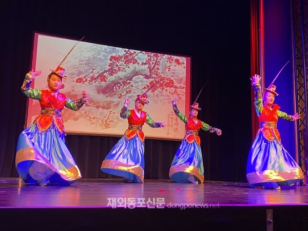 독일 베를린 한인 2세들로 구성된 한국 전통춤·사물놀이 그룹 ‘무악’은 지난 11월 25일 베를린 우파 파브릭 공연장에서 ‘씨앗과 뿌리’란 제목으로 새로운 형식의 공연을 선보였다. (사진 정선경 재외기자)