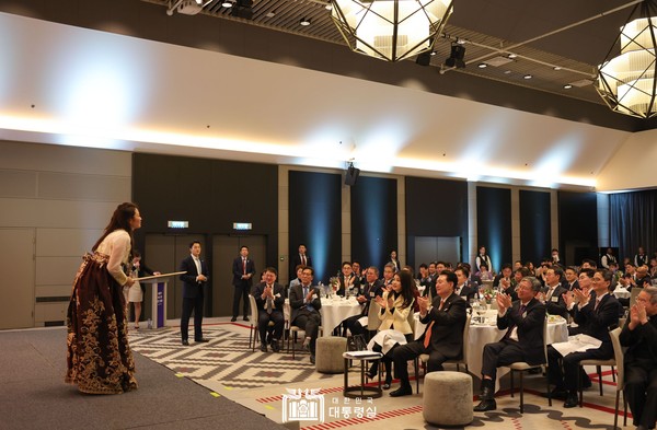 네덜란드를 국빈 방문한 윤석열 대통령은 12월 11일 저녁 암스테르담에서 현지 동포 100여명을 초청해 만찬을 겸한 간담회를 개최했다. (사진 대통령실)