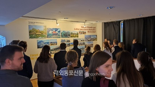 주독일한국문화원(이하 문화원)은 1월 17일 독일연방 외교부 인턴 30여명을 문화원으로 초청해 한국문화를 소개하는 행사를 가졌다. (사진 주독일한국문화원)