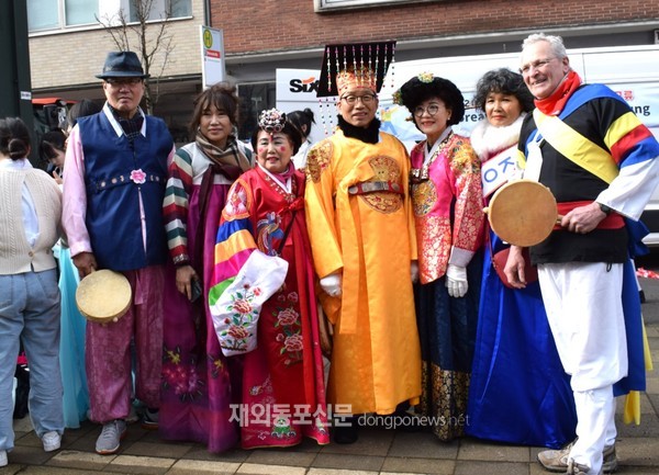 독일 뒤셀도르프 한인들은 지난 2월 12일 현지 최대 축제인 로젠몬탁(장미의 월요일) 가두행진에 참가해 한국 전통문화를 알렸다. (사진 나복찬 재외기자)
