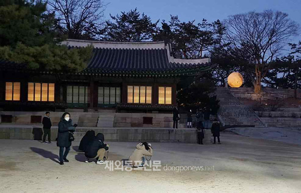 창경궁에서 보름달 모형 사진 찍는 관람객들(2022.2.) (사진 문화재청)