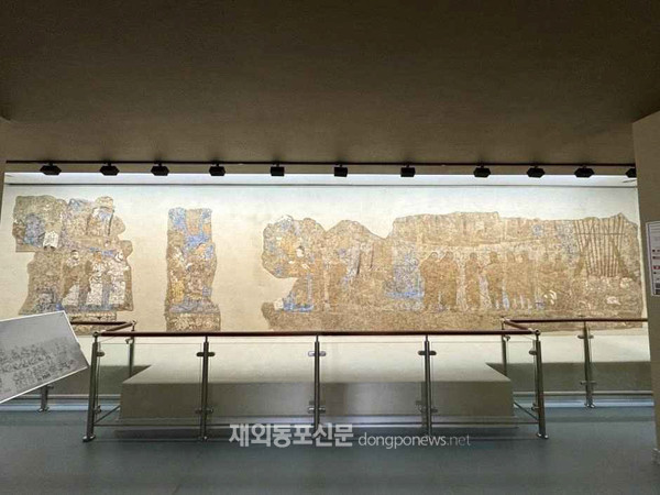 아프로시압 박물관 내에 전시된 궁전벽화 (사진 문화재청)